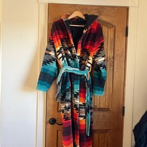 Pendleton Woolen Mills Black and Multicolor Garment